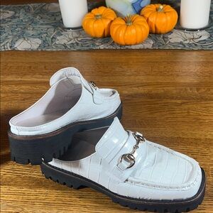 Intentional Blank Off-White Leather Croc-Embossed Women’s Loafers 7